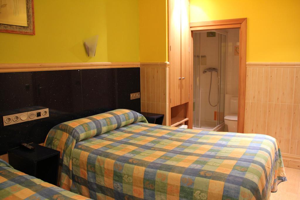 Pension Izar Bat San Sebastián Zimmer foto